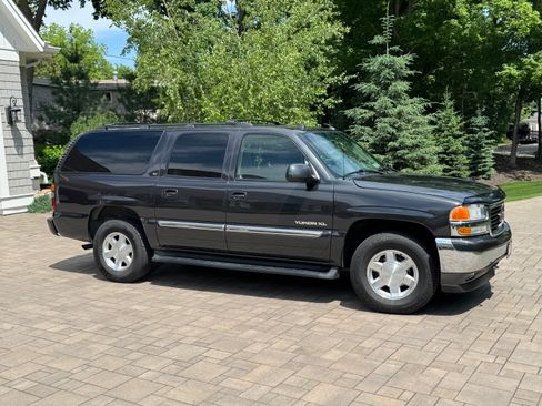 Used 2005 GMC Yukon XL SLT w/ SLT Preferred Equipment Group AWD/4WD image 1