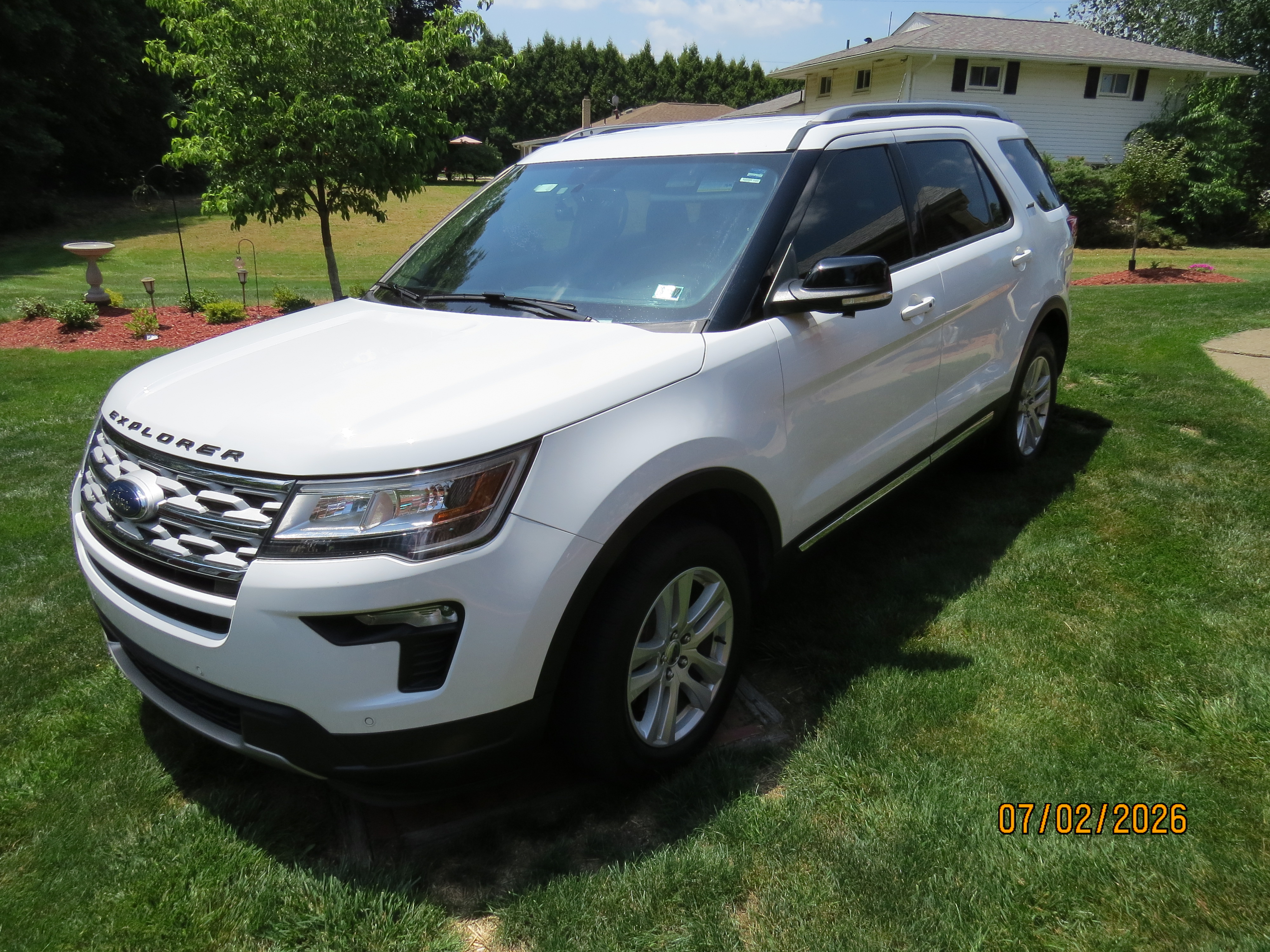 Used 2018 Ford Explorer XLT w/ Equipment Group 202A AWD/4WD image 4