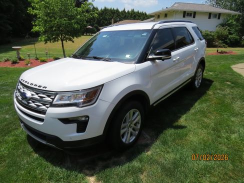Used 2018 Ford Explorer XLT w/ Equipment Group 202A AWD/4WD image 4