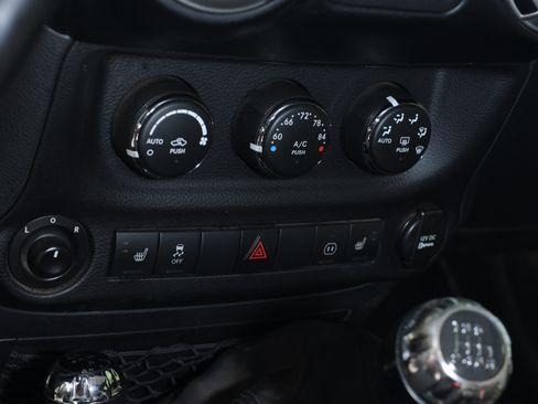 Used 2011 Jeep Wrangler Unlimited Rubicon w/ Connectivity Group AWD/4WD image 13