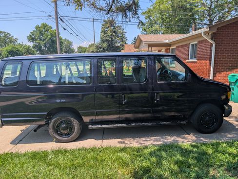 Used 2000 Ford E-350 and Econoline 350 Club Wagon RWD image 6