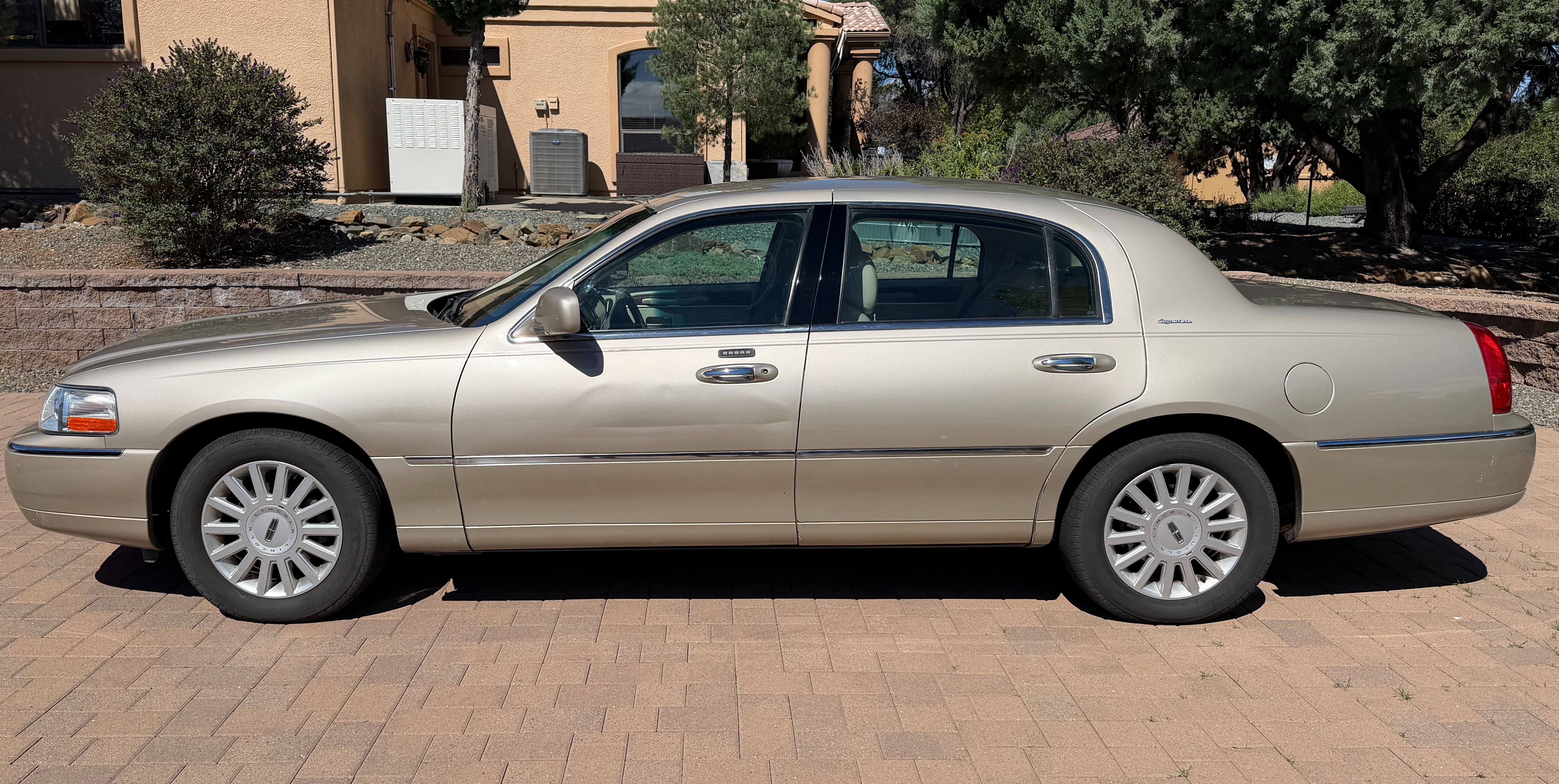 Used 2005 Lincoln Town Car Signature RWD image 4