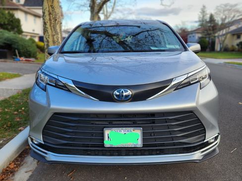Used 2023 Toyota Sienna XLE image 2