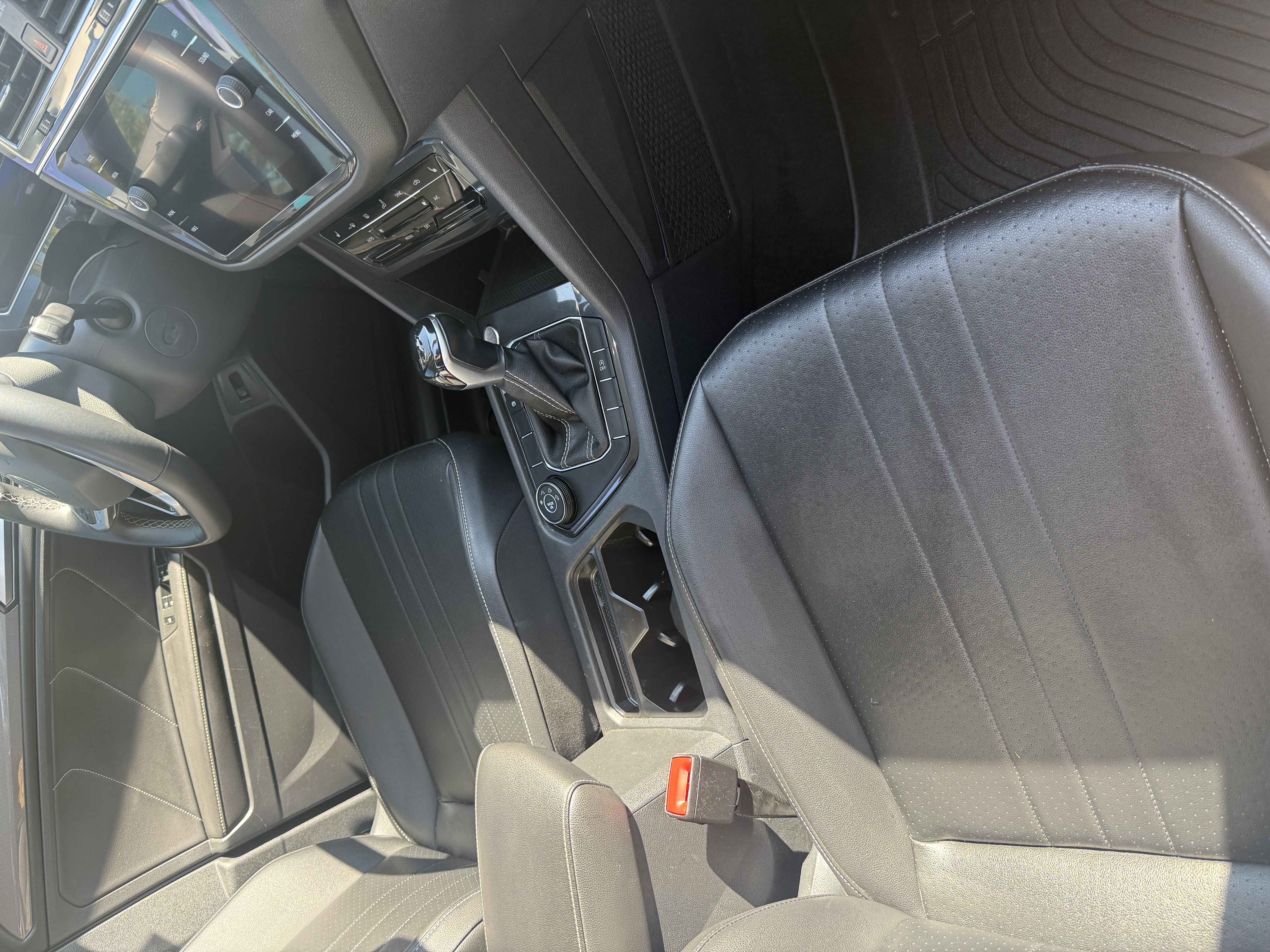 Used 2022 Volkswagen Tiguan SE AWD/4WD image 11