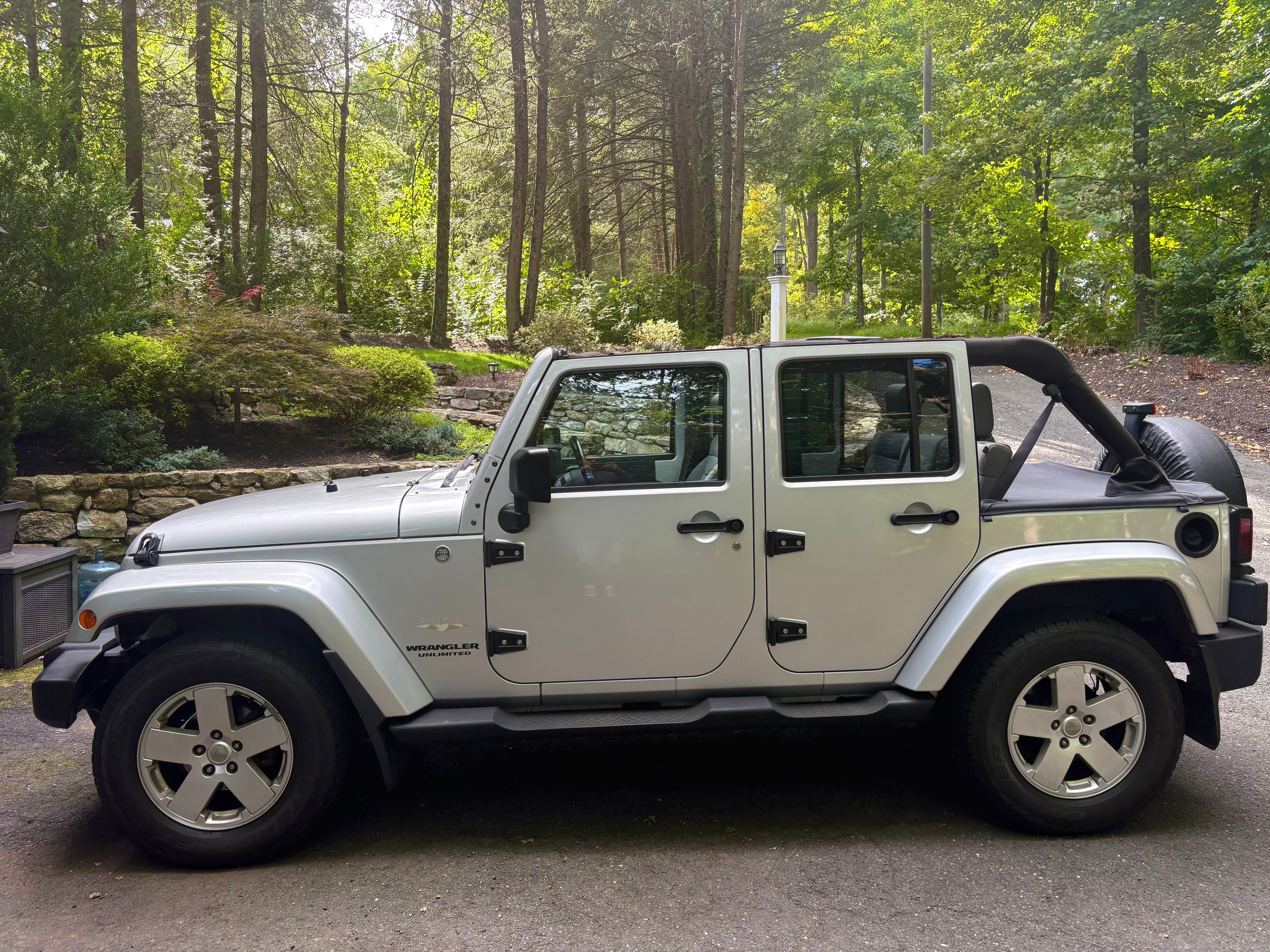 Used 2007 Jeep Wrangler Unlimited Sahara w/ Dual Top Group AWD/4WD image 2