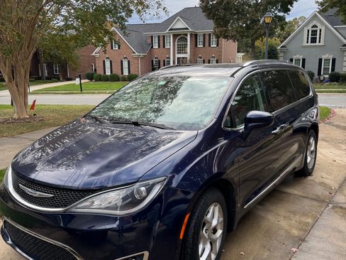 Used 2018 Chrysler Pacifica Touring-L w/ Tire & Wheel Group image 1
