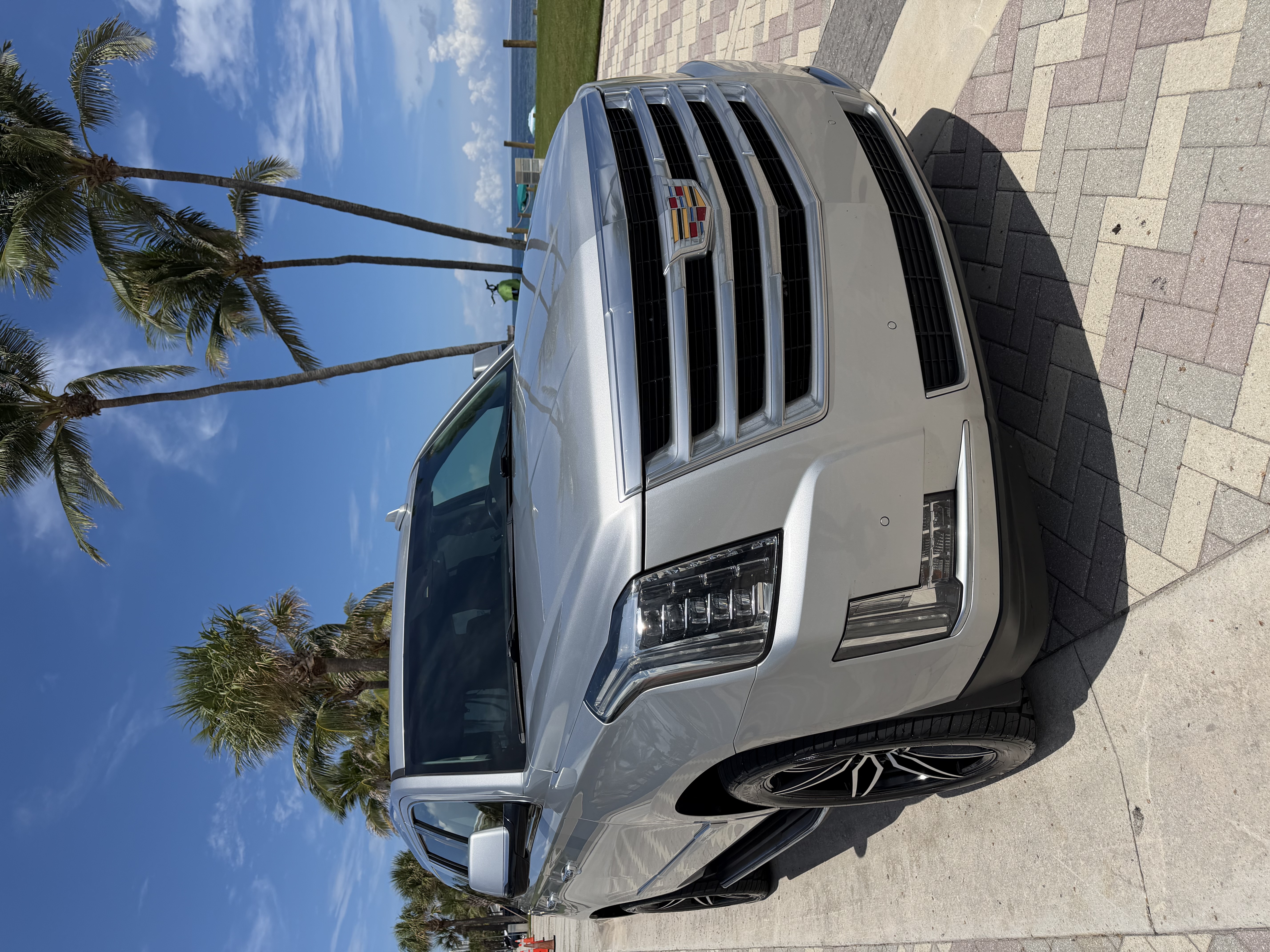 Used 2015 Cadillac Escalade Luxury RWD image 2