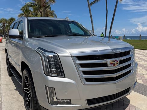 Used 2015 Cadillac Escalade Luxury RWD image 2