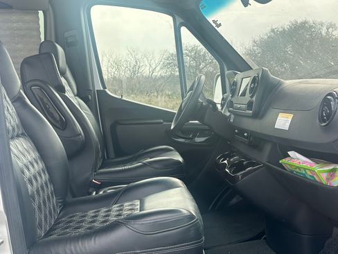 Used 2021 Mercedes-Benz Sprinter 2500 image 12