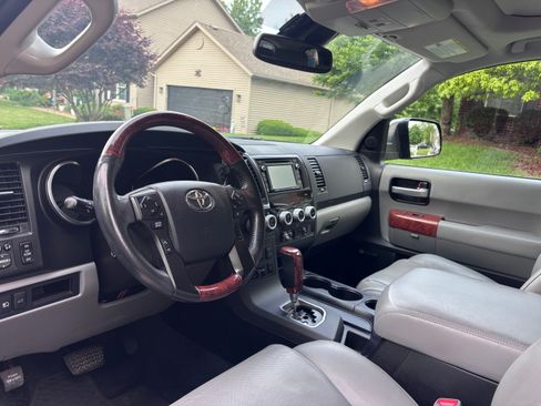 Used 2018 Toyota Sequoia Platinum w/ Carpet Cargo Mat Package AWD/4WD image 10