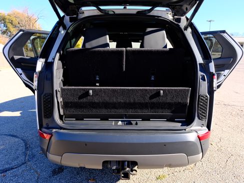 Used 2018 Land Rover Discovery SE image 13