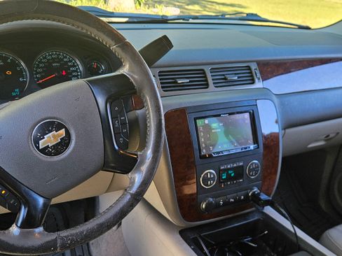 Used 2010 Chevrolet Suburban 2500 LT image 11