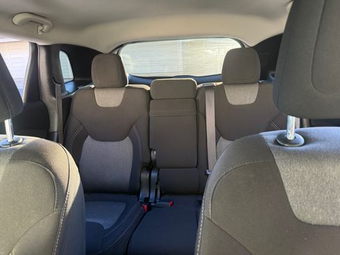 Used 2018 Jeep Cherokee Latitude w/ Altitude Package image 18