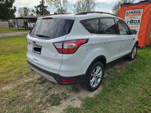 Used 2018 Ford Escape SE image 2