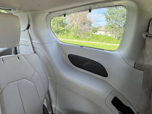 Used 2021 Chrysler Pacifica Touring-L w/ Uconnect Theater Family Group AWD/4WD image 24