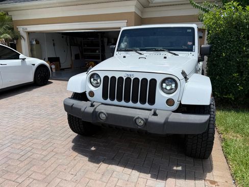 Used 2012 Jeep Wrangler Unlimited Sahara w/ Connectivity Group AWD/4WD image 9