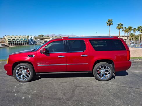 Used 2014 Cadillac Escalade ESV Platinum image 1