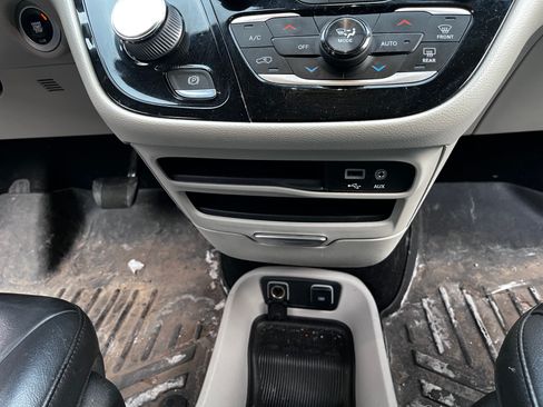 Used 2018 Chrysler Pacifica Touring-L FWD image 13
