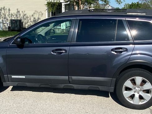 Used 2010 Subaru Outback 2.5i Limited AWD/4WD image 2