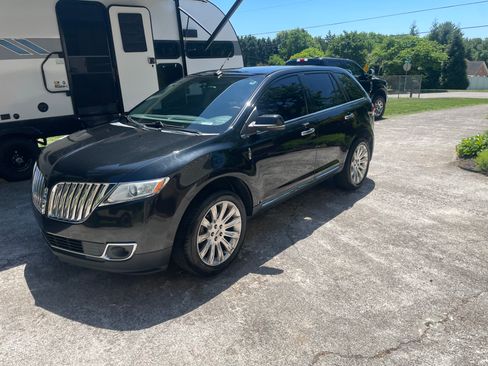 Used 2013 Lincoln MKX FWD image 2