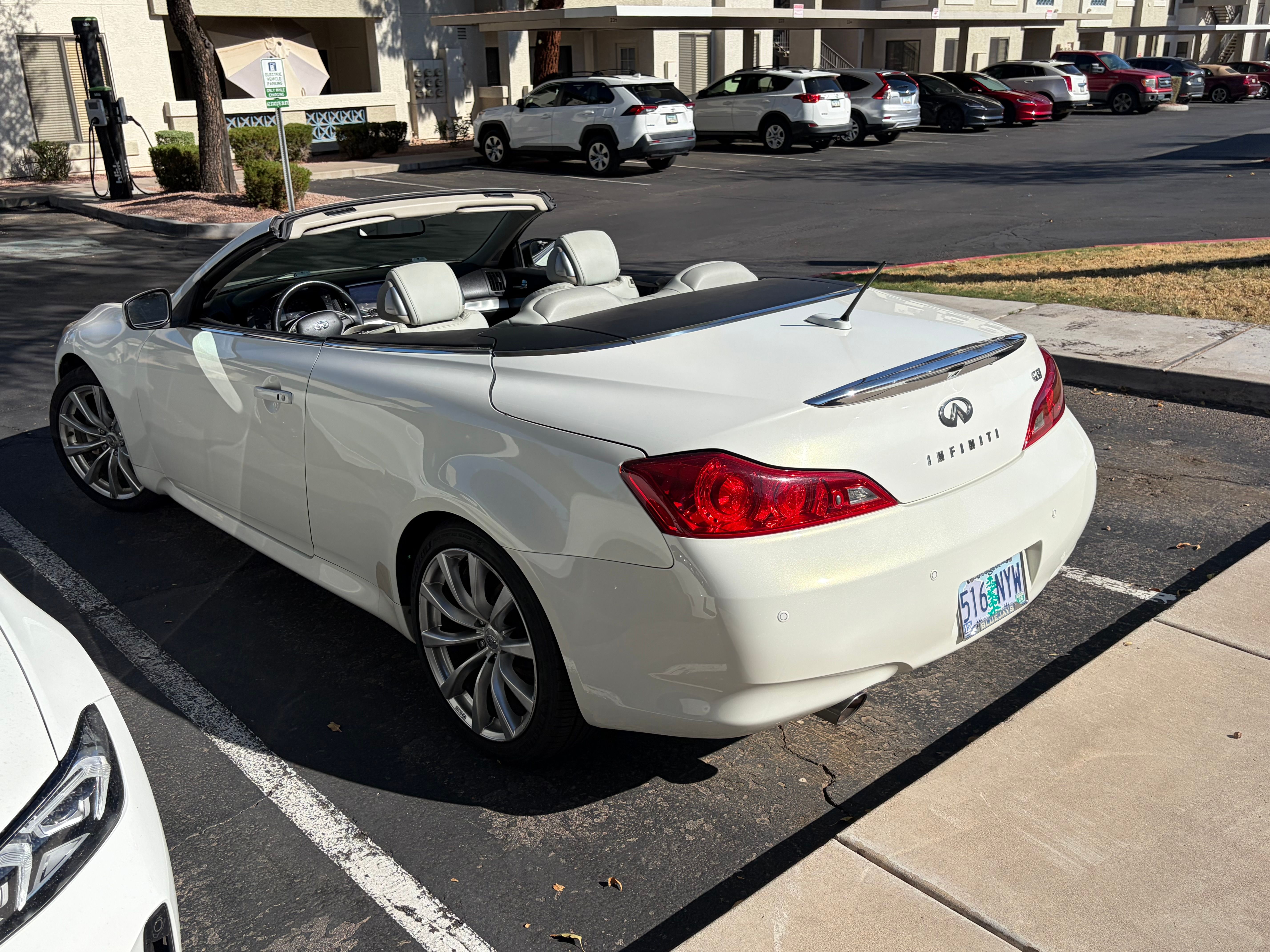 Used 2010 INFINITI G37 Convertible w/ Premium Pkg RWD image 9