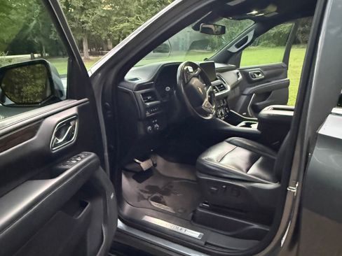 Used 2021 Chevrolet Suburban LT RWD image 2