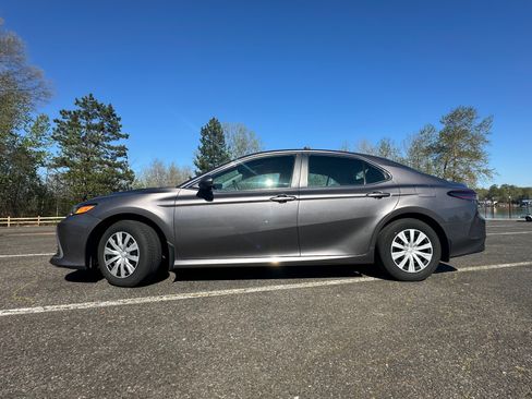 Used 2023 Toyota Camry LE image 2