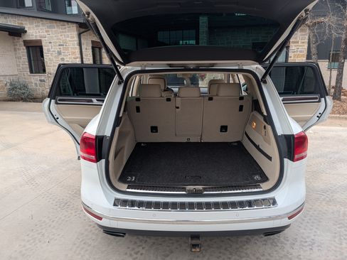 Used 2016 Volkswagen Touareg Sport image 8