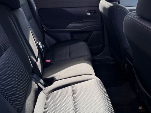 Used 2018 Mitsubishi Outlander ES image 11