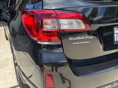 Used 2017 Subaru Outback 2.5i Limited AWD/4WD image 9