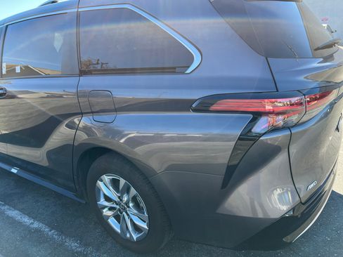 Used 2023 Toyota Sienna Limited image 16