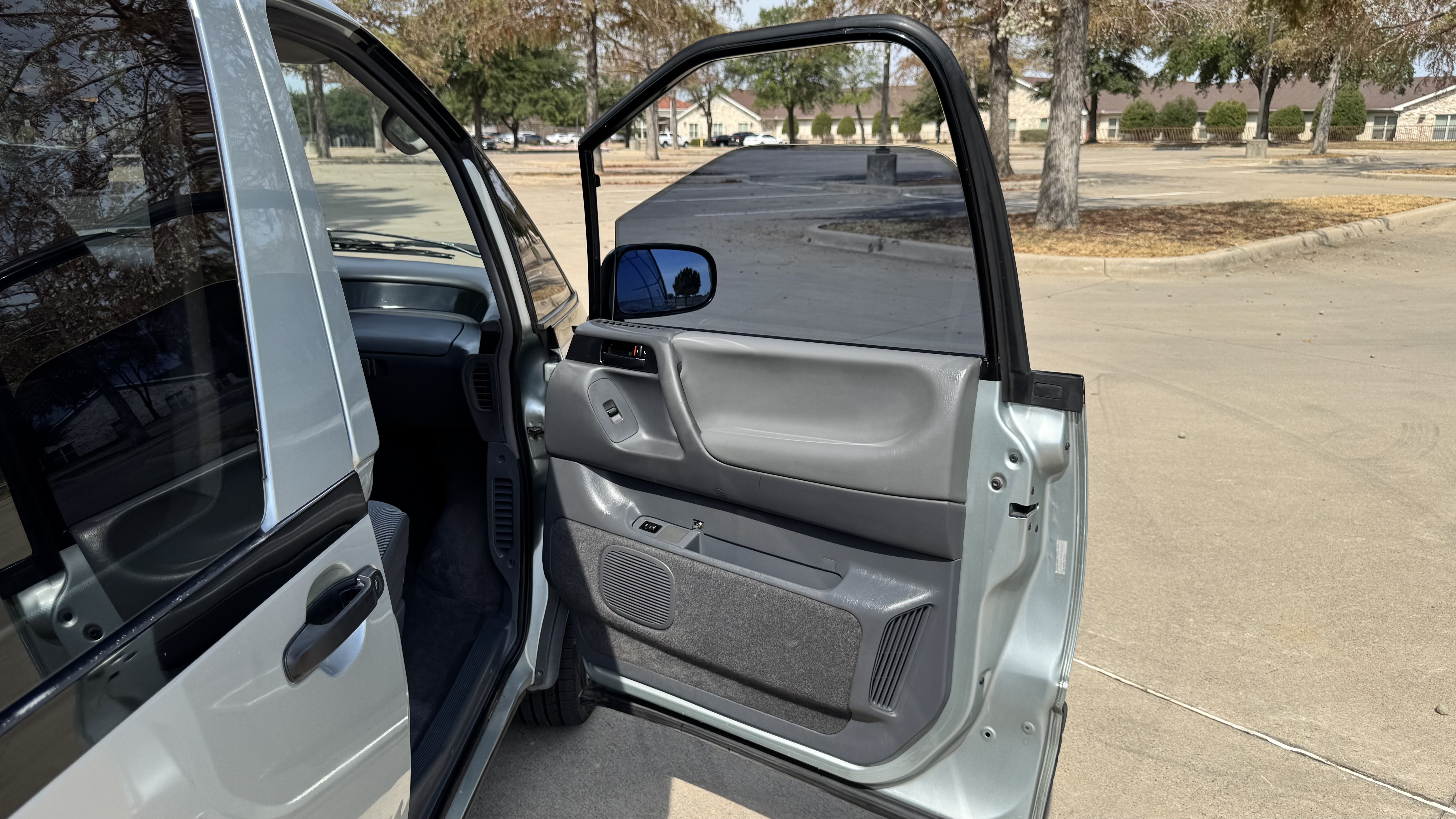 Used 1993 Toyota Previa Deluxe RWD image 15