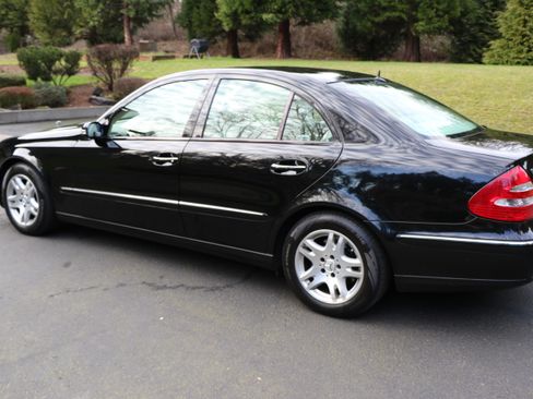 Used 2005 Mercedes-Benz E 320 CDI Sedan image 4