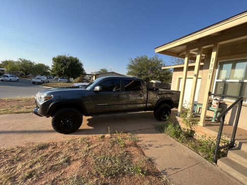 Used 2020 Toyota Tacoma TRD Off-Road image 1