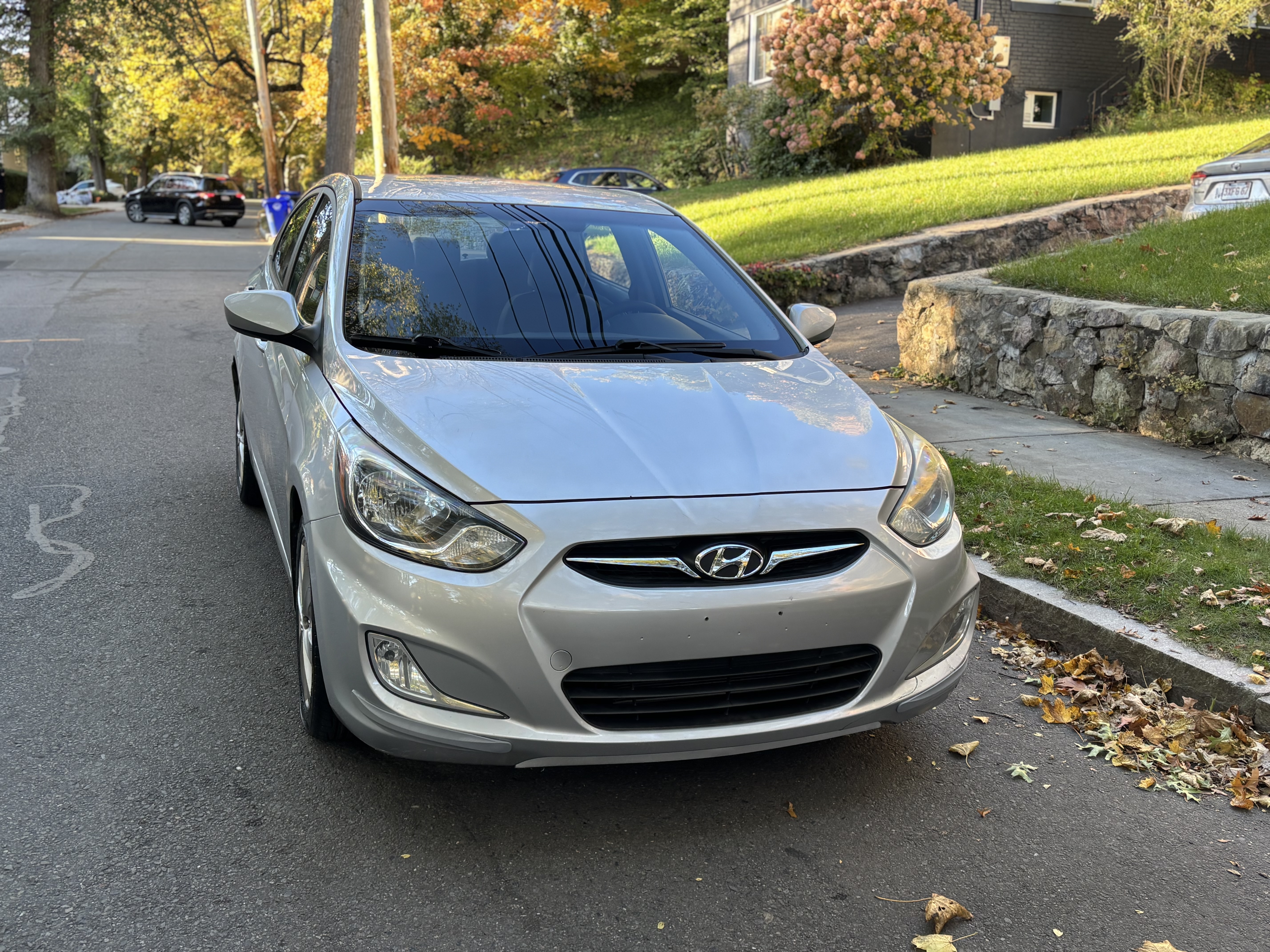 Used 2013 Hyundai Accent GLS w/ Premium Pkg FWD image 4