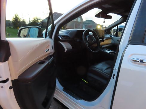 Used 2021 Toyota Sienna Platinum image 5