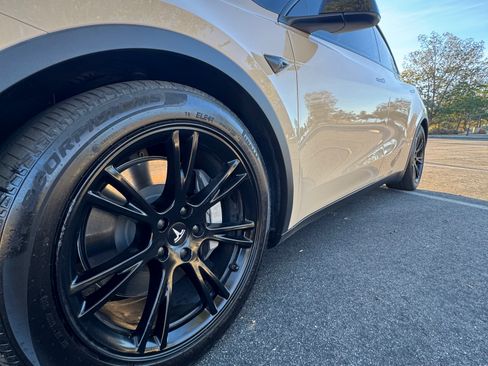 Used 2021 Tesla Model Y Long Range image 17