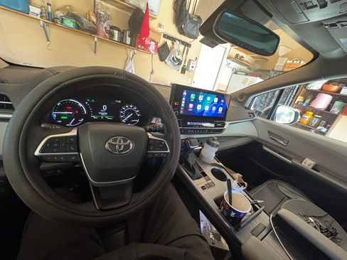 Used 2025 Toyota Sienna XLE w/ XLE Plus Package image 2