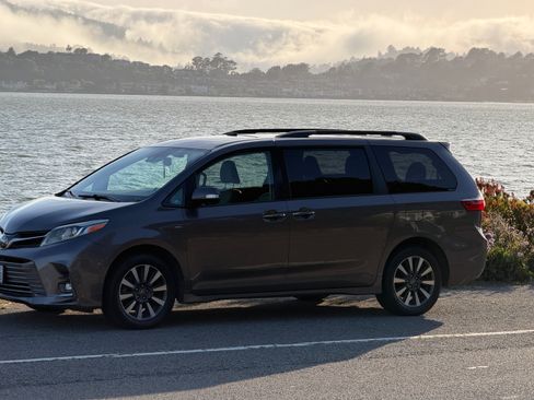 Used 2020 Toyota Sienna Limited Premium w/ Carpet Mat Package AWD/4WD image 9