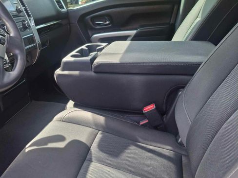 Used 2017 Nissan Titan SV image 18