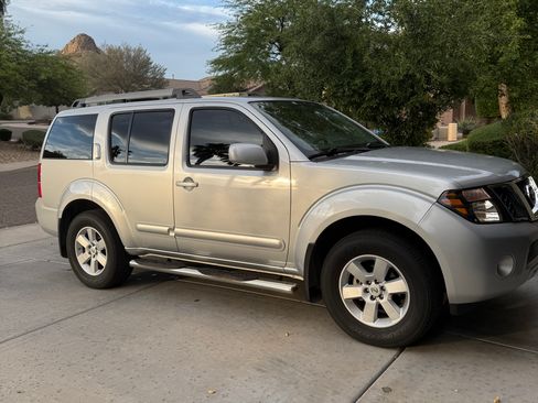 Used 2011 Nissan Pathfinder SV image 5
