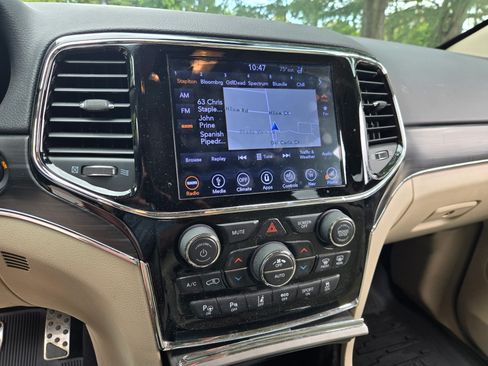 Used 2019 Jeep Grand Cherokee Limited w/ Luxury Group II AWD/4WD image 4