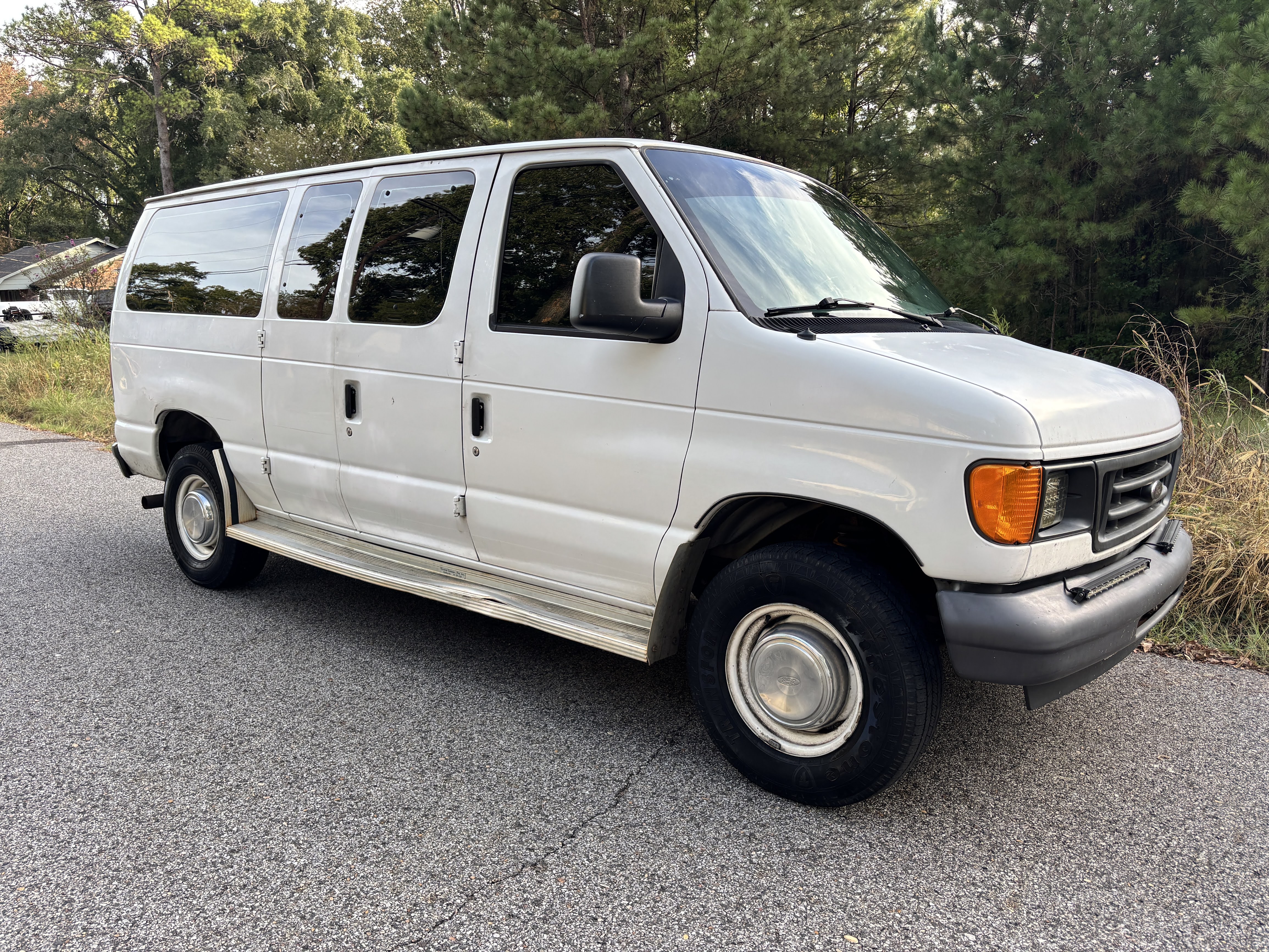 Used 2006 Ford E-350 and Econoline 350 XL RWD image 2