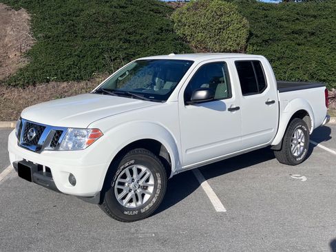 Used 2014 Nissan Frontier SV image 1