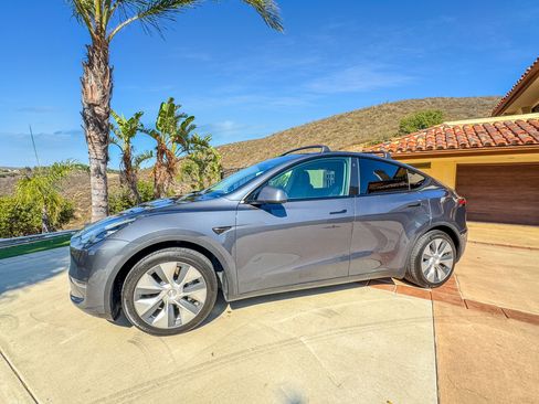 Used 2022 Tesla Model Y Long Range image 5