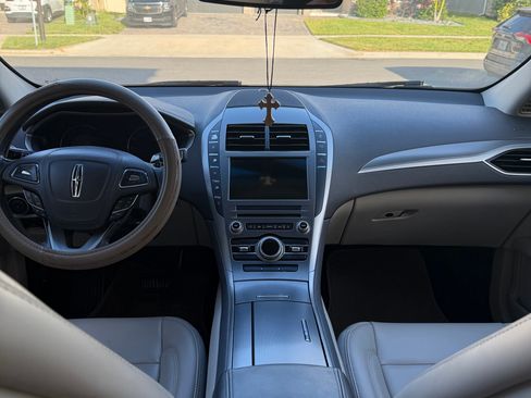 Used 2017 Lincoln MKZ Premiere image 9