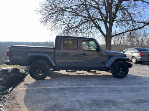 Used 2021 Jeep Gladiator Sport image 6