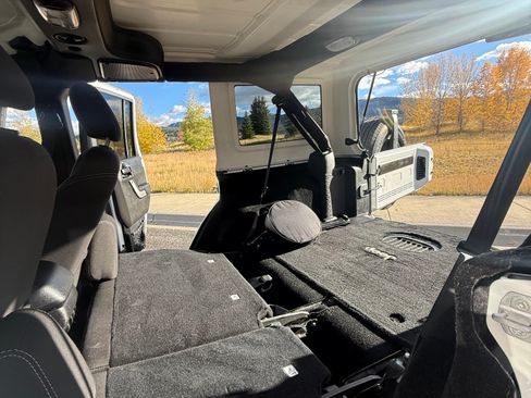 Used 2015 Jeep Wrangler Unlimited Sahara image 10