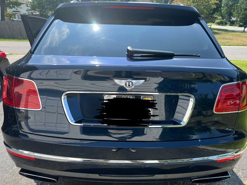 Used 2017 Bentley Bentayga AWD/4WD image 2