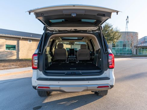 Used 2024 Ford Expedition Limited image 9